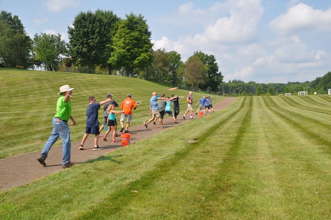 Green unveils new disc golf course at Boettler Park