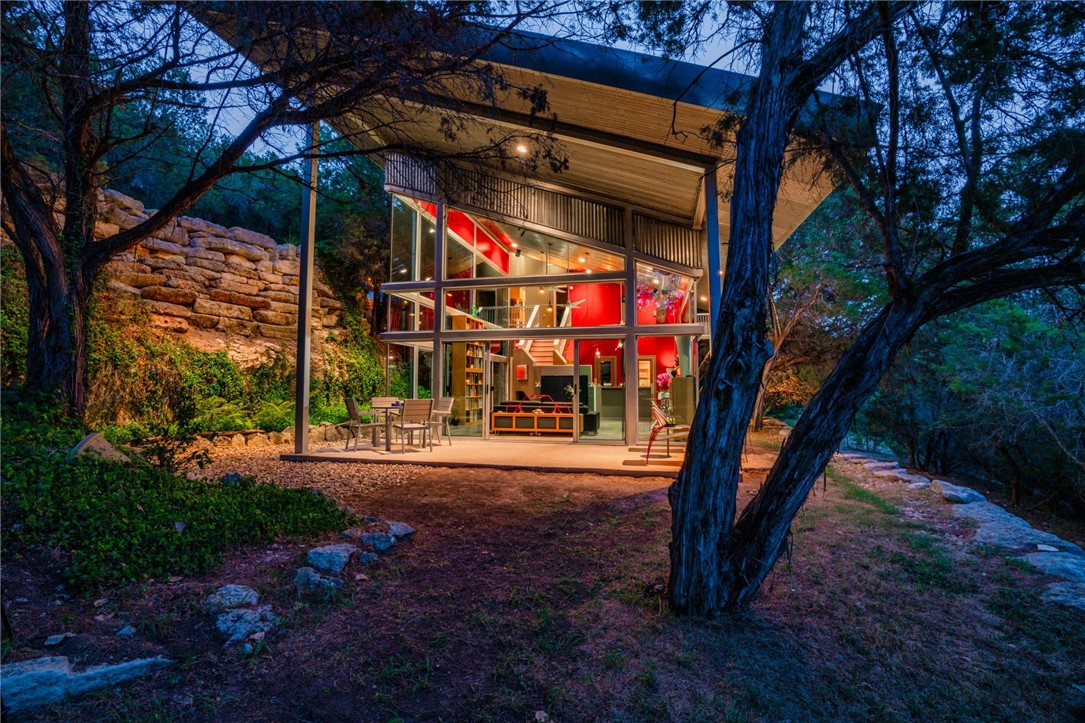 Texas glass home hits market for $1.2M near Lake Travis