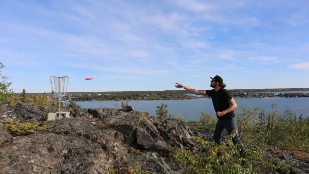 A free outdoor activity: New Yellowknife disc golf course opens to public